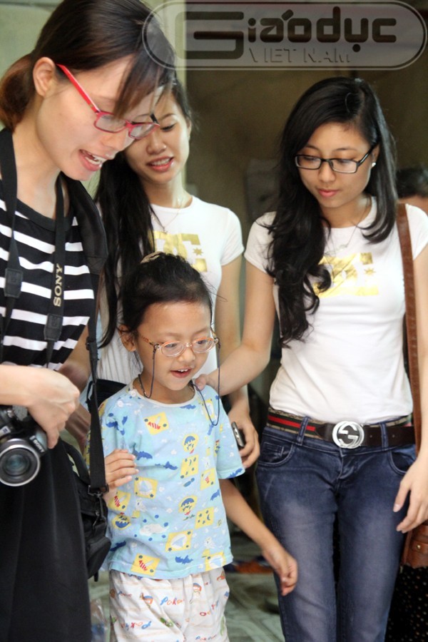 Mới học lớp 1, nhưng Hoàng Yến Nhi đã phải đeo cặp kính có "độ dày" nhiều hơn cả tuổi của cô bé